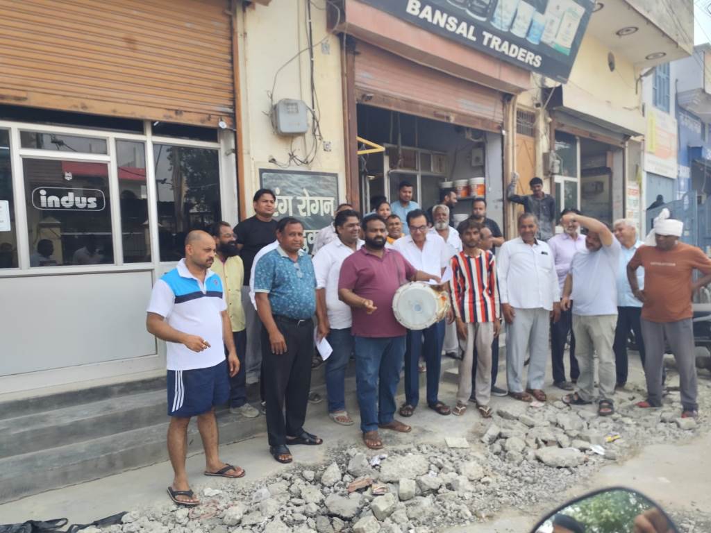 Playing drums Municipal Council Vice Chairman Anil Bansal exposed the Public Health Department
